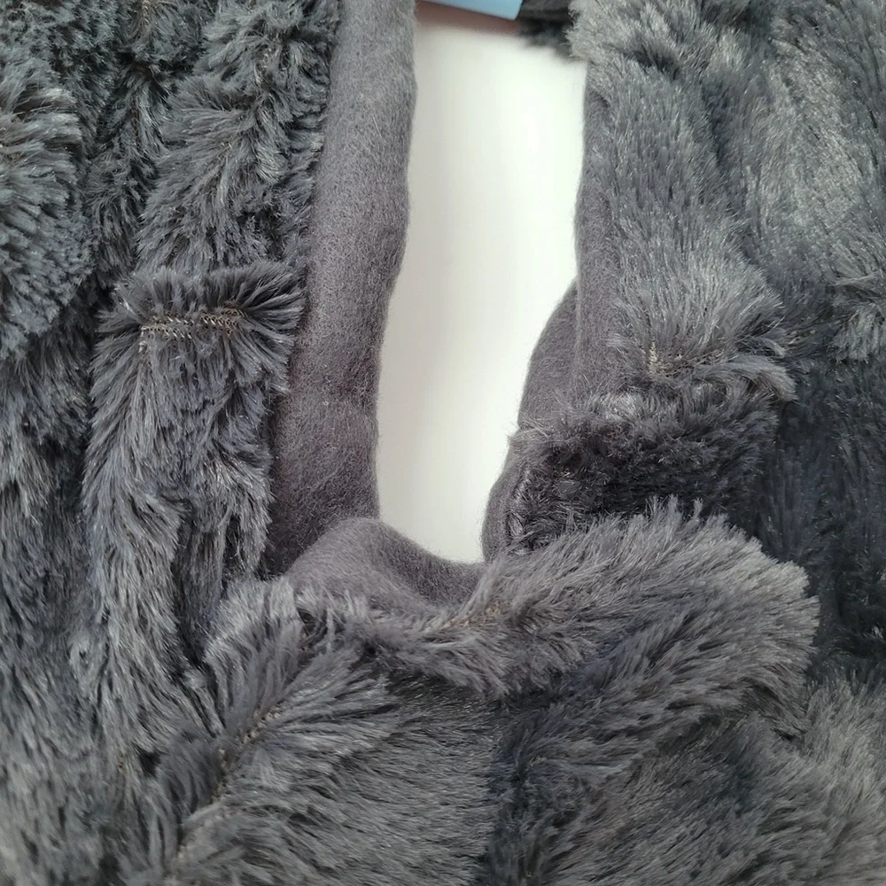 JUNCTURE Faux Fur Grey Muffler Circle Infinity Scarf NWT‎